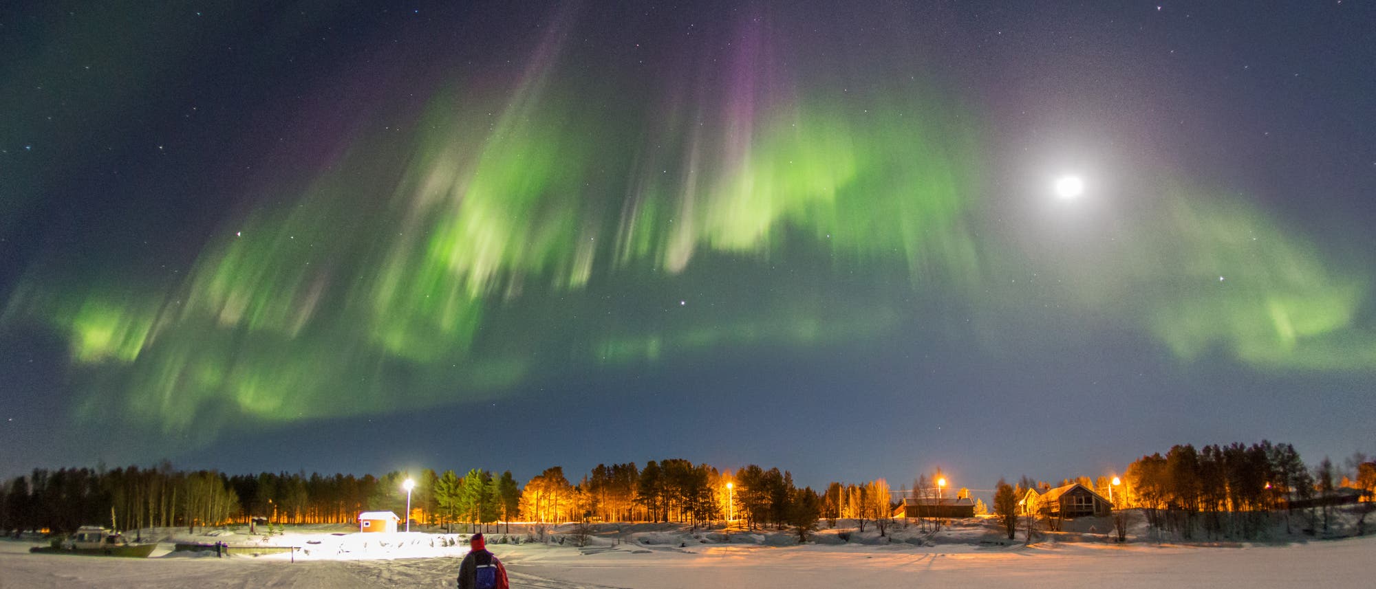 Polarlicht über dem Inari-See in Finnland