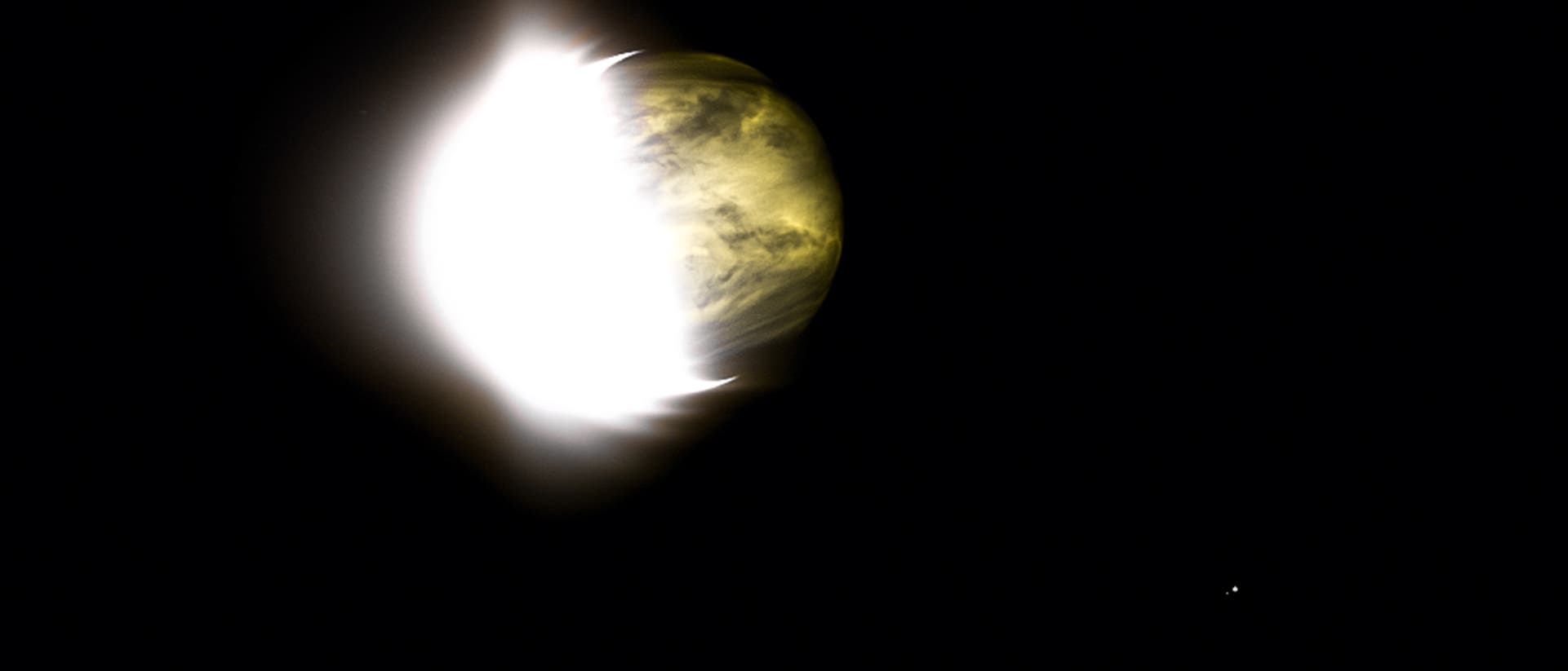 Venus im Infraroten mit Erde und Mond im Hintergrund