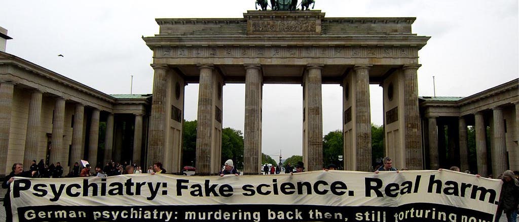Antipsychiatrie-Aktivisten erinnerten am 2. Mai 2017  in Berlin an die systematische Ermordung von Patienten während des Nationalsozialismus – und beschuldigten heutige Psychiater, nach wie vor mit Zwang und Gewalt zu behandeln.
