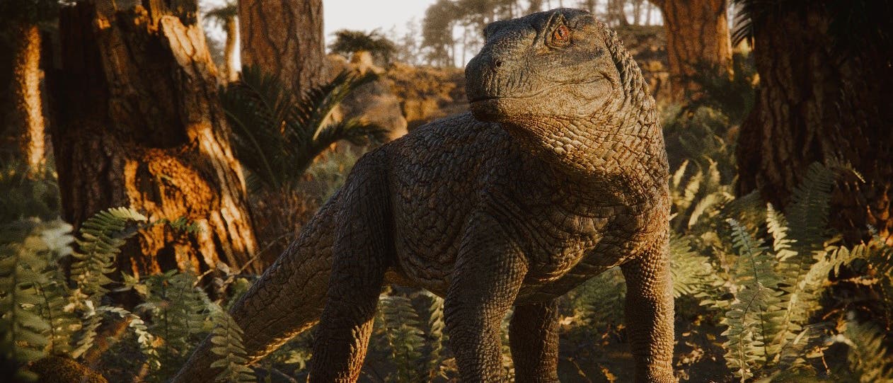 Eine realistische 3D-Darstellung eines Dinosauriers in einem prähistorischen Wald. Der Dinosaurier steht auf dem Waldboden, umgeben von Farnen und hohen Bäumen. Die Szene ist in warmes Licht getaucht, das die Textur der Haut des Dinosauriers und die Details der Umgebung hervorhebt.