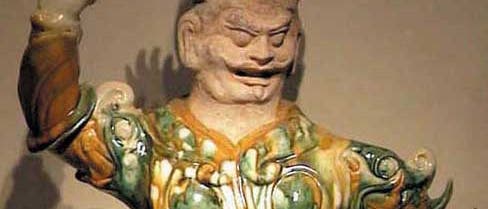 Krieger, vielfarbige Keramikfigur der Tang-Dynastie