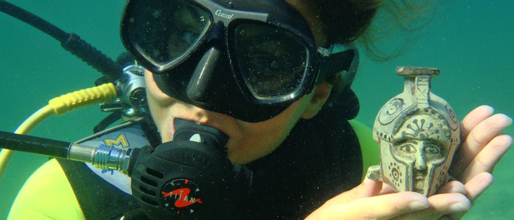 Unterwasserarchäologin hält Fund in der Hanf