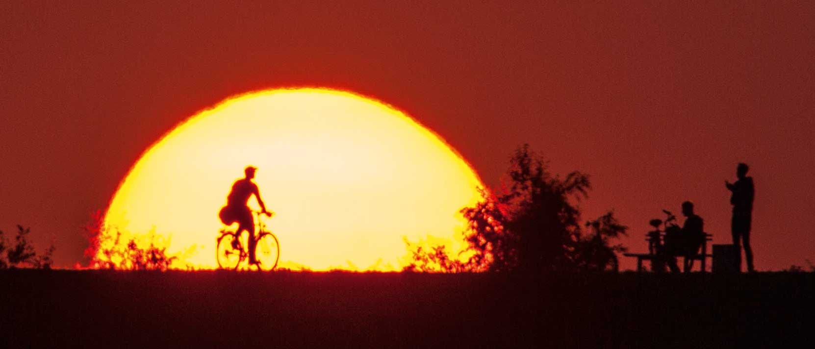Sonnenuntergang mit Radfahrer