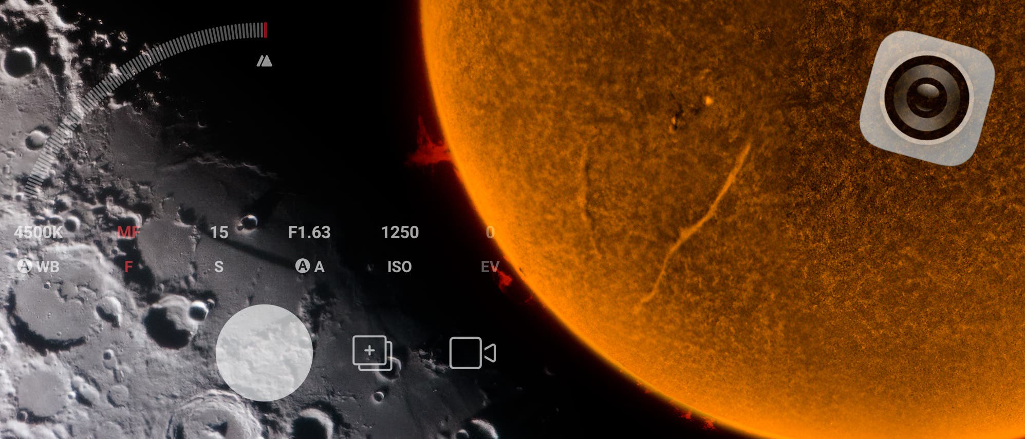 Das Bild zeigt eine künstlerische Darstellung des Mondes und der Sonne. Links ist die graue, kraterbedeckte Oberfläche des Mondes zu sehen, während rechts die orangefarbene, strukturierte Oberfläche der Sonne mit sichtbaren Protuberanzen dargestellt ist. Überlagert sind Kameraeinstellungen wie ISO, Blende und Weißabgleich, die den Eindruck einer fotografischen Aufnahme vermitteln.