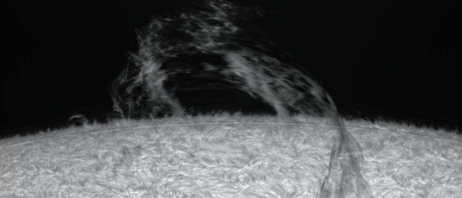 Una protuberancia solar se extiende sobre el sol. Una protuberancia solar se extiende sobre el sol.