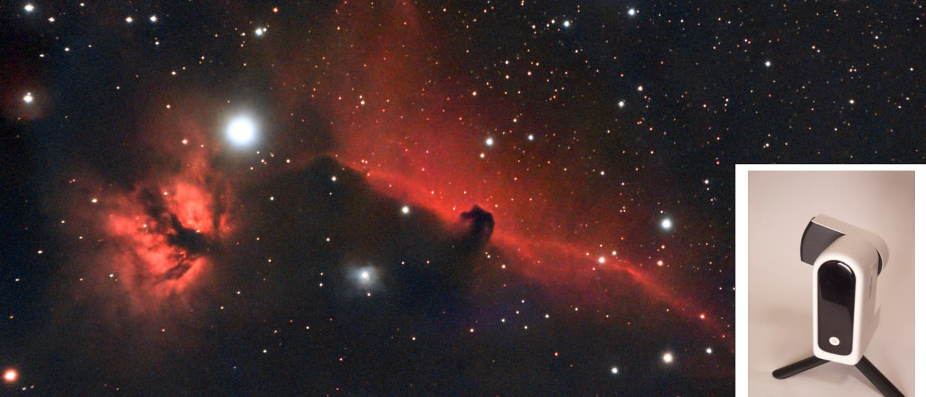 Ein astronomisches Bild zeigt den Pferdekopfnebel im Orion, erkennbar an seiner markanten, roten Gaswolke und dem dunklen, pferdekopf&auml;hnlichen Schatten. Im Vordergrund ist ein kleines, modernes Teleskop auf einem Stativ abgebildet. Der Hintergrund ist mit zahlreichen leuchtenden Sternen &uuml;bers&auml;t. Das Bild kombiniert die Sch&ouml;nheit des Weltraums mit der Technologie der Astronomie.