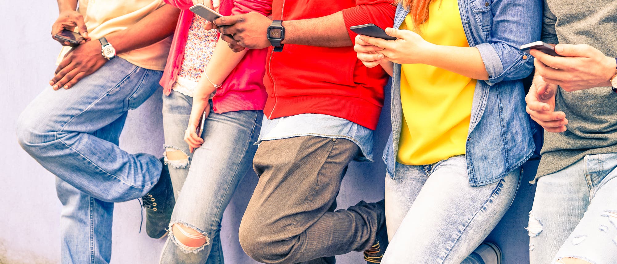 Teenager mit Smartphones 