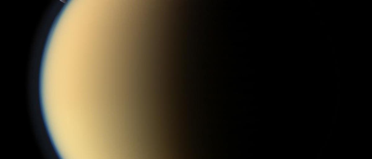 Saturnmond Titan mit Tethys