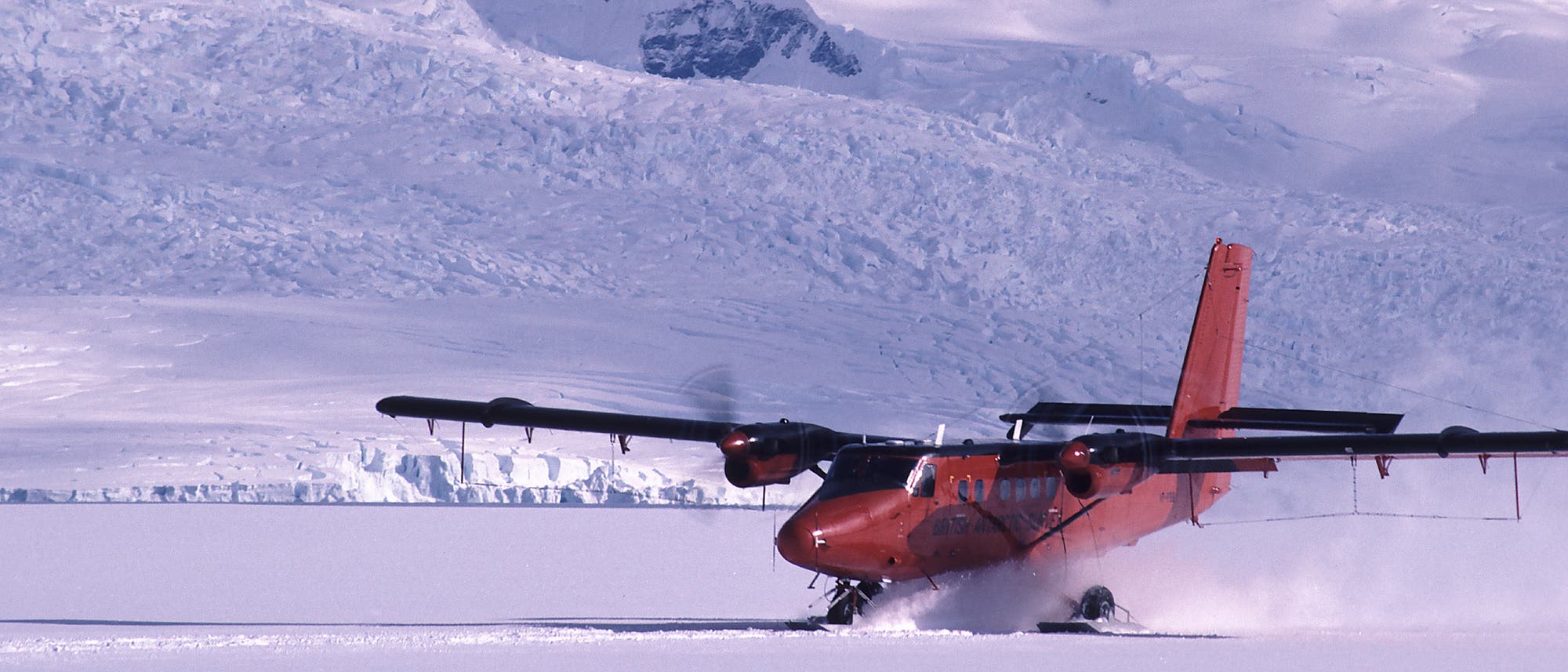 Twin Otter können für Landungen auf Schnee oder im Wasser umgerüstet werden. Zwei Flugzeuge dieses Typs sind in die Antarktis unterwegs.