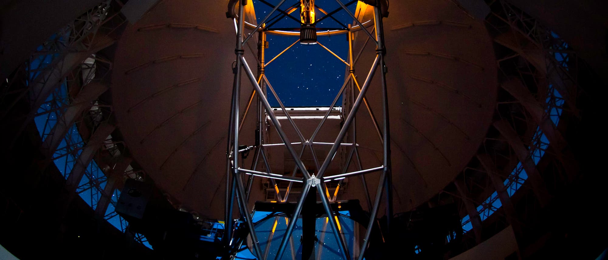 Das Acht-Meter-Teleskop Gemini South mit Laserleitstern