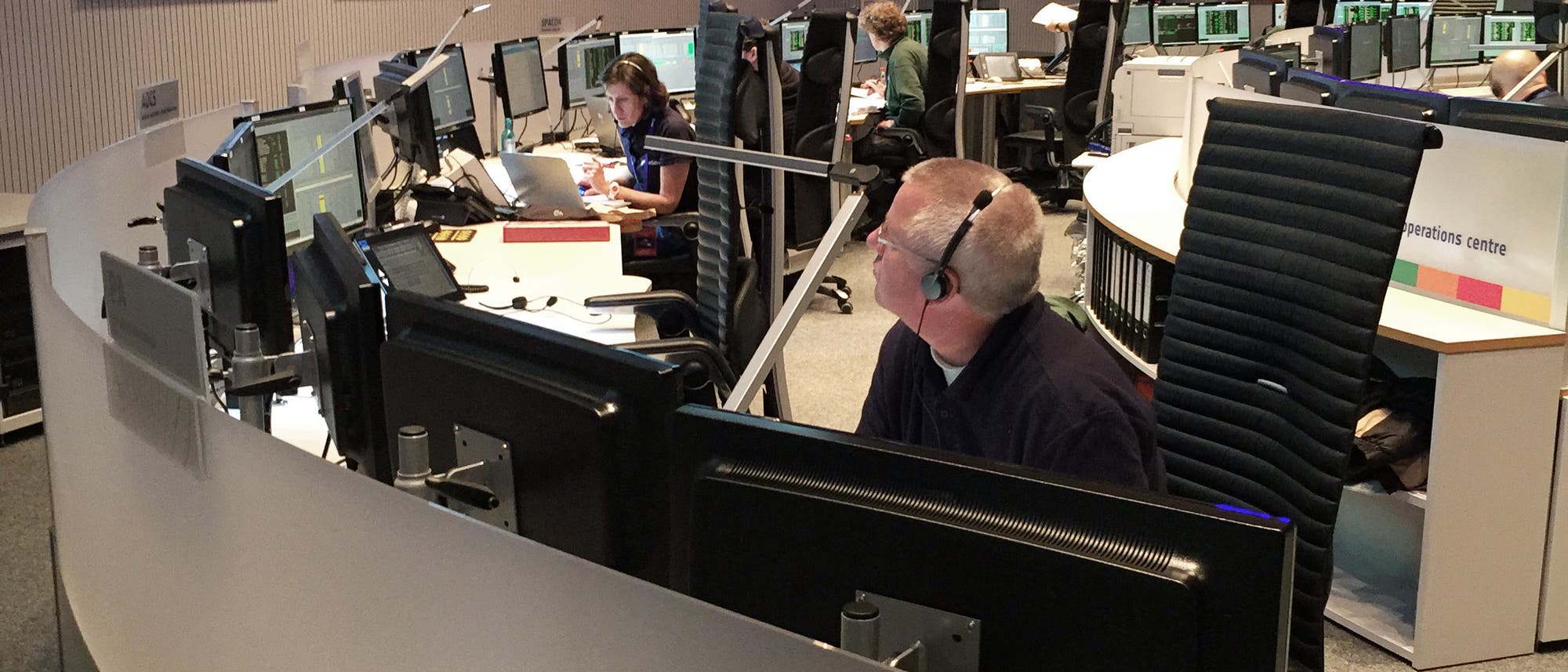 Das Hauptkontrollzentrum der ESA befindet sich in Darmstadt - quasi ein Heimspiel f&uuml;r W&ouml;rner. Hier &uuml;berwachen rund 800 Mitarbeiter die verschiedenen Projekte im All.