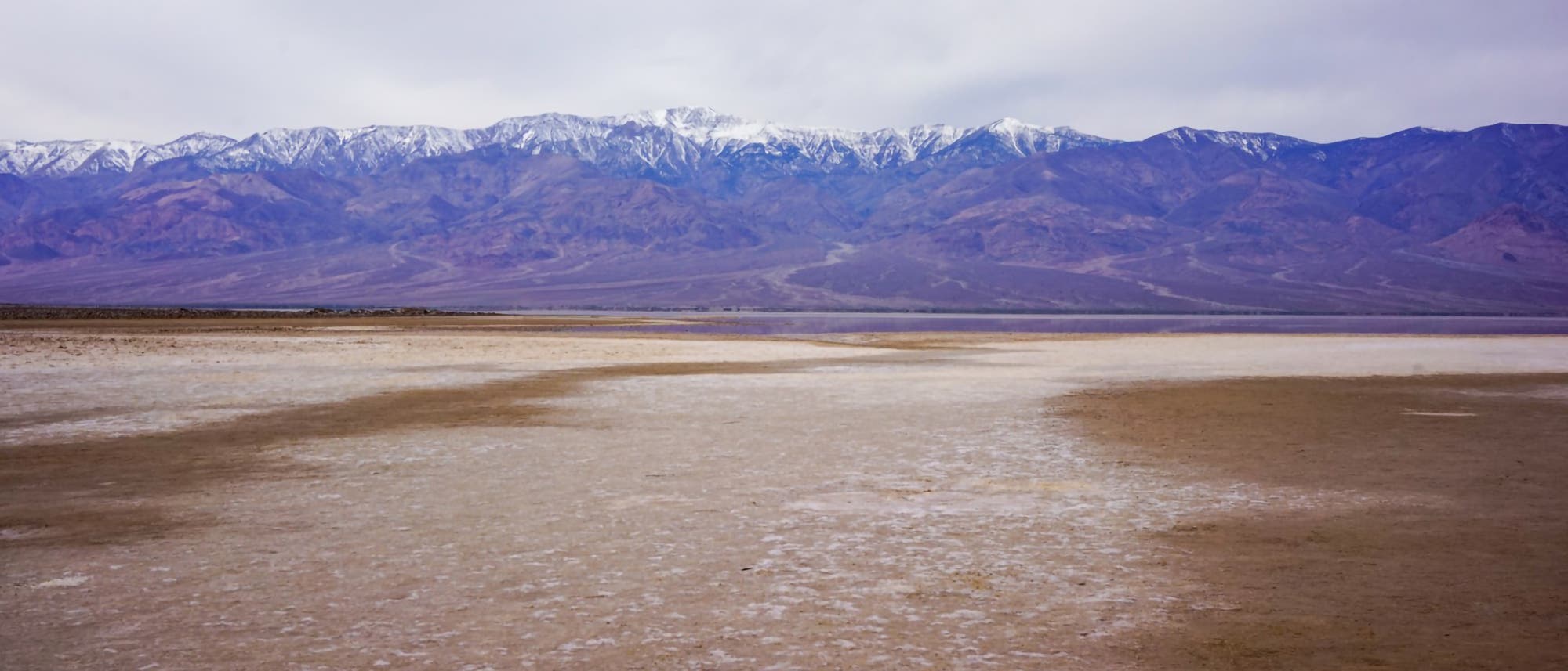 Nur wenn es ausreichend regnet, bildet sich Lake Manly im kalifornischen Death Valley – vor dem Hintergrund der White Mountains.