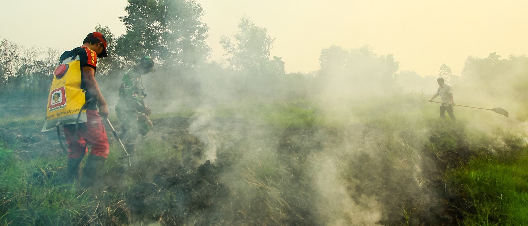 Feuerwehrleute bekämpfen einen Waldbrand in Banyuasin, Süd-Sumatra