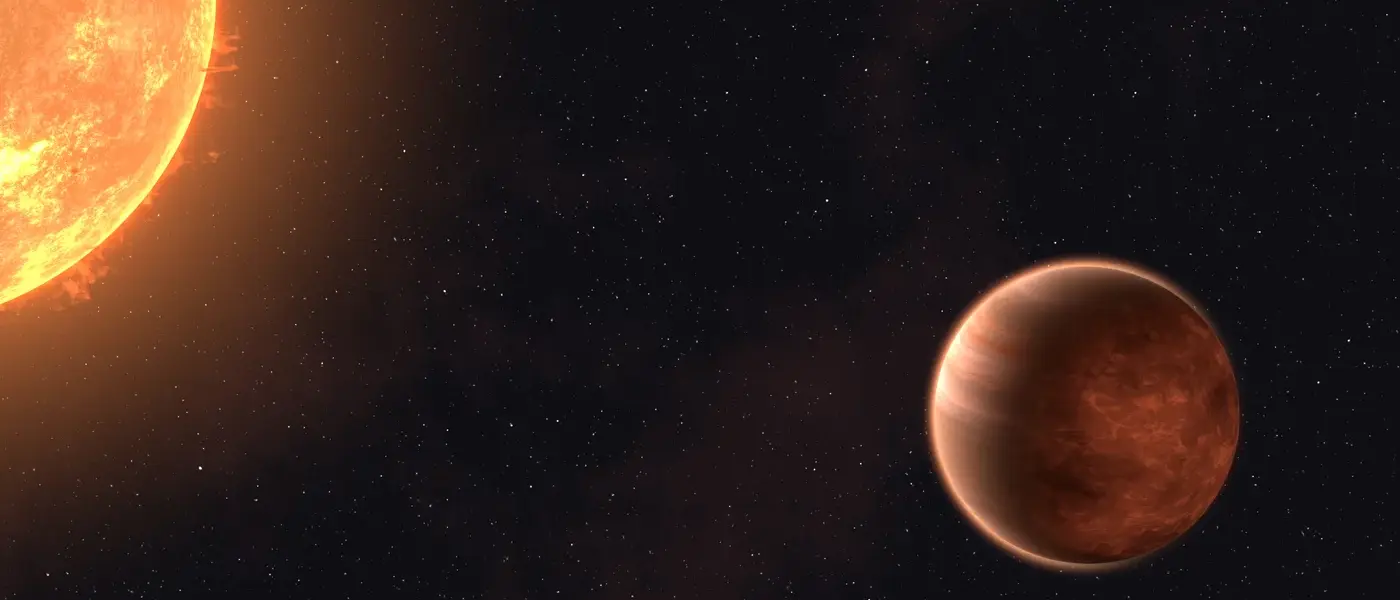Künstlerische Darstellung des Exoplaneten WASP-43b. Er findet sich in der rechten Bildhälfte und ist rötlichbraun. Links strahl ein Stern in gelben und orangefarbenenen Tönen. Rest ist schwarzer Nachthimmel mit zahlreichen Leuchtpunkten