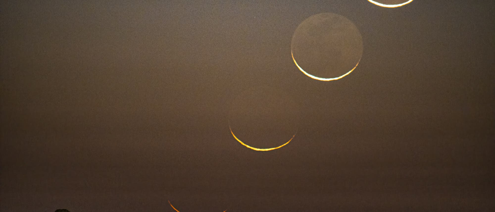 Am 24. Oktober 2022, einen Tag vor der partiellen Sonnenfinsternis über Europa, nahm Gianni Tumino die schmale Sichel des abnehmenden Mondes auf