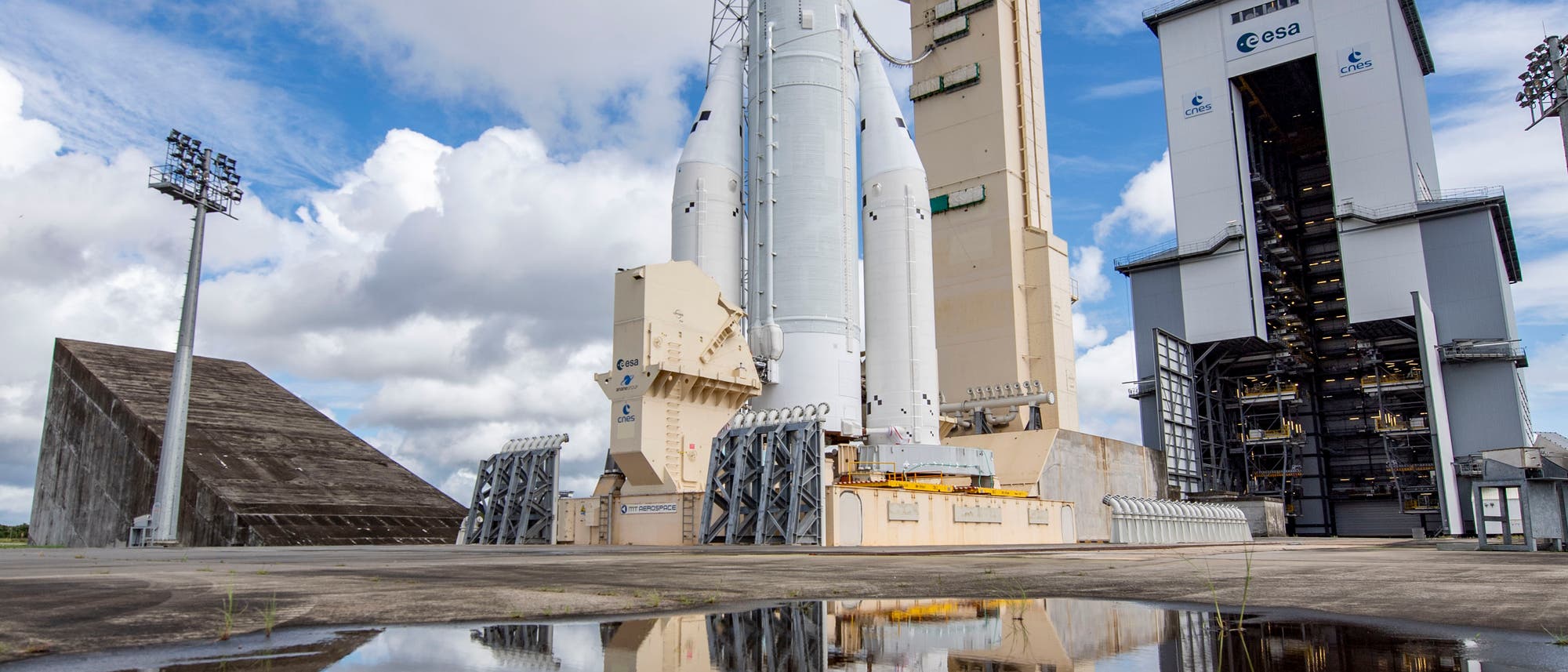 Die erste startbereite Ariane 6 auf ihrem Startplatz Die erste startbereite Ariane 6 auf ihrem Startplatz