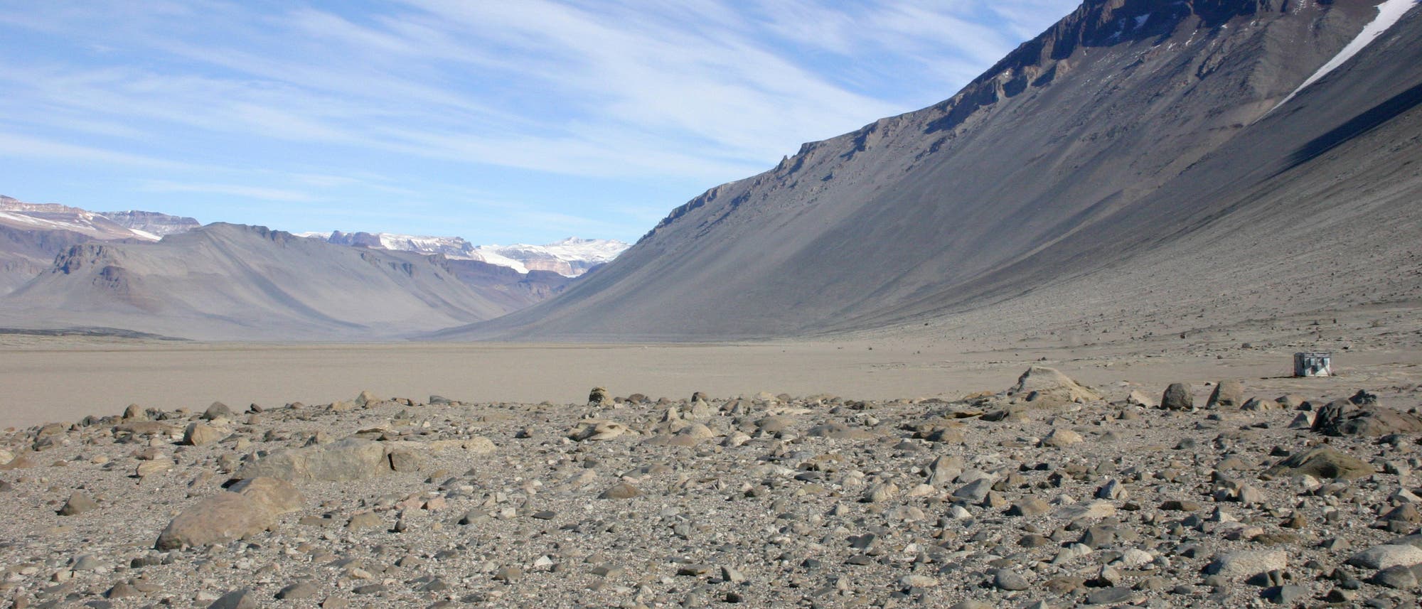Blick auf eines der Trockentäler: Eine Mondlandschaft aus Geröll, eingefasst von Bergrücken