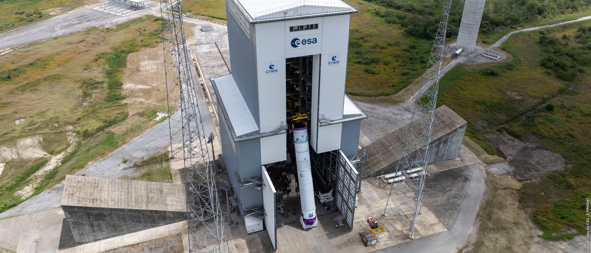 Der Zentralkörper der Ariane 6 wird auf dem Startplatz in Kourou installiert