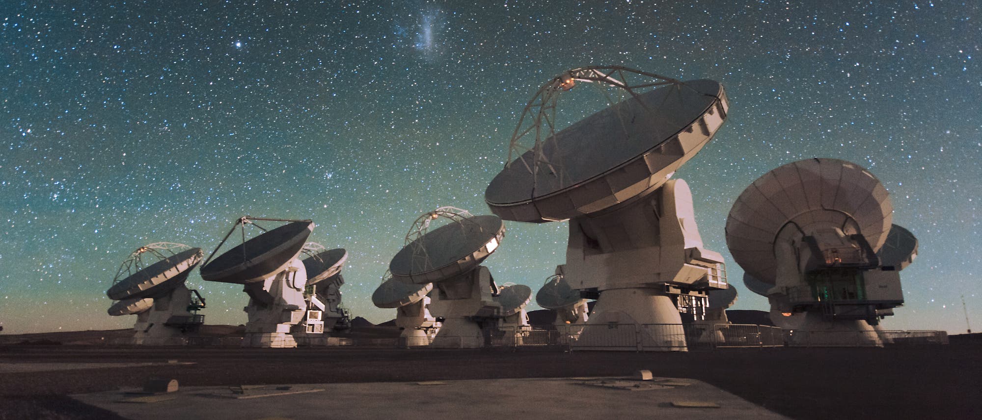 ALMA-Teleskop unter den Magellanschen Wolken