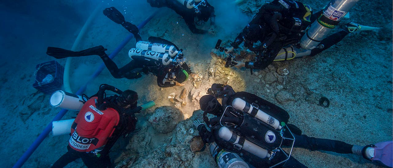 Taucher bergen die menschlichen Überreste am Antikythera-Wrack