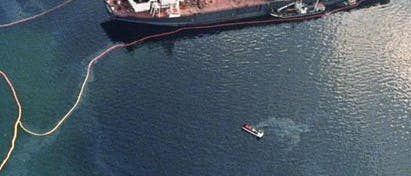 Havarierte Exxon Valdez mit Ölteppich