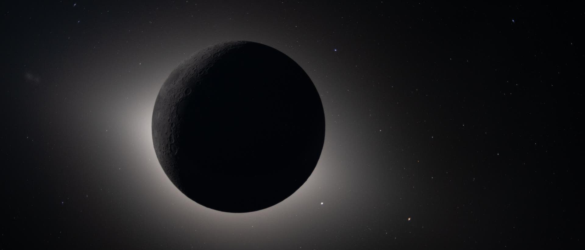 Eine astronomische Abbildung zeigt eine totale Sonnenfinsternis im Weltraum. Der Mond ist als dunkle Silhouette vor der Sonne sichtbar, die von einem hellen Lichtkranz umgeben ist. Im Hintergrund sind zahlreiche Sterne zu sehen, die den dunklen Weltraum erhellen. Die Szene vermittelt ein Gef&uuml;hl von Ruhe und Erhabenheit im Universum.