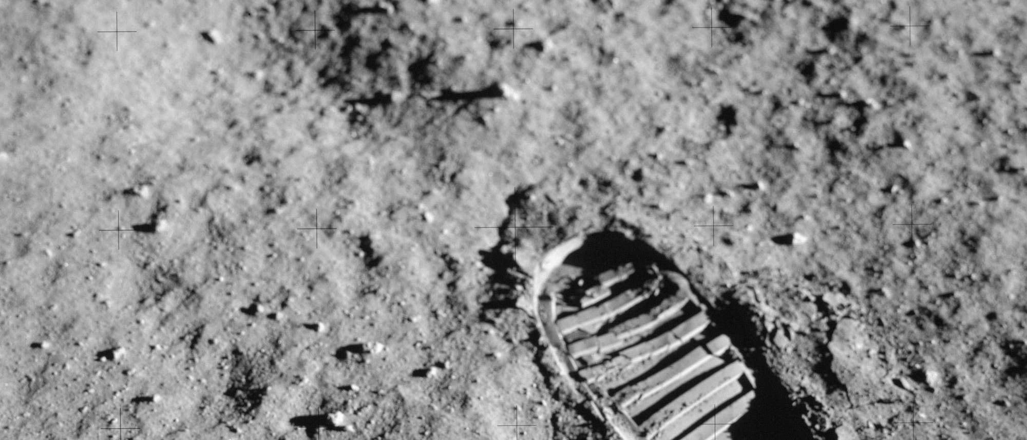 Einzelner Abdruck eines Astronautenstiefels im Mondstaub Einzelner Abdruck eines Astronautenstiefels im Mondstaub