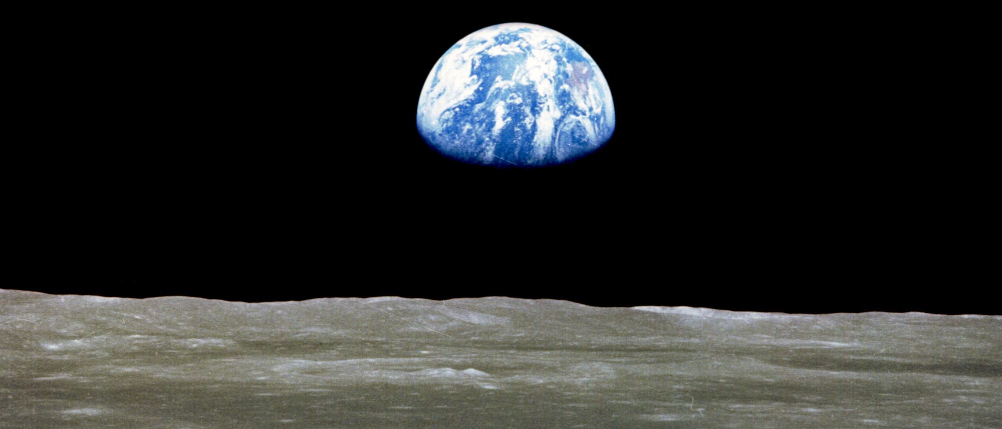 Die Erde, die über dem Mondhorizont aufsteigt, aufgenommen von Apollo 11.