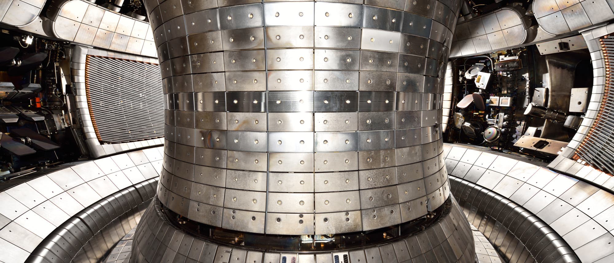 Blick in das Plasmagefäß der Fusionsanlage ASDEX Upgrade (2015) Blick in das Plasmagefäß der Fusionsanlage ASDEX Upgrade (2015)