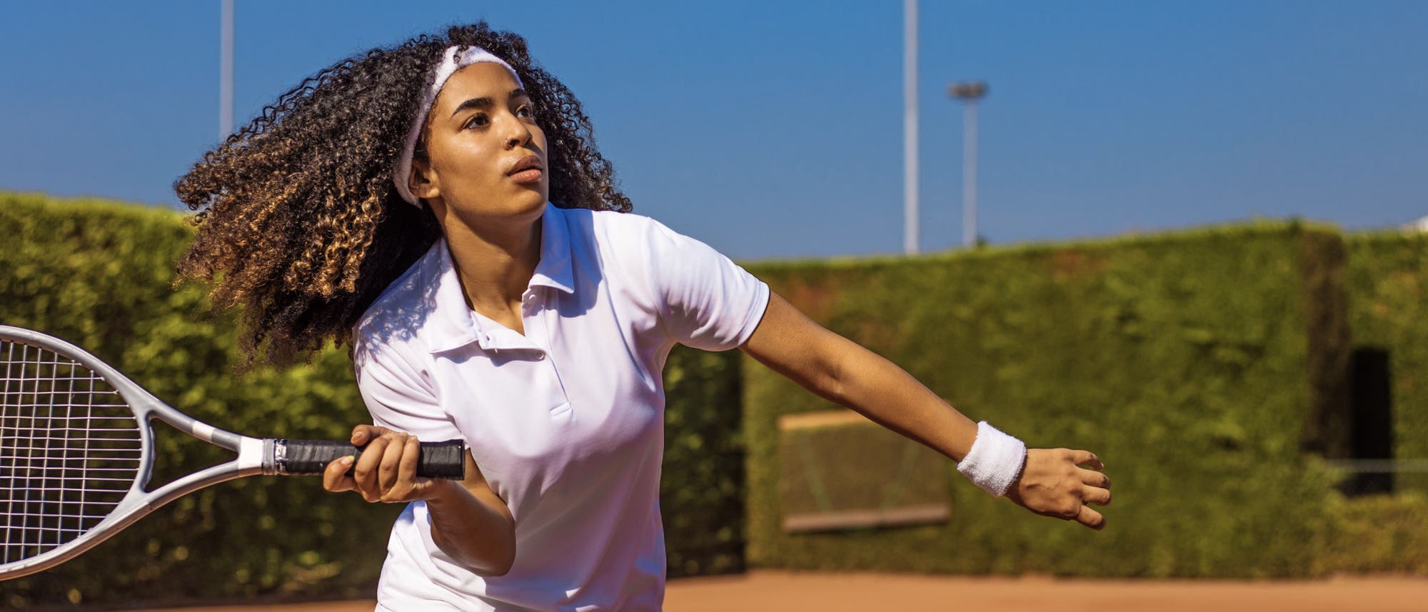 Tennis spielen ist gut für das Gehirn, kann bei wiederholt falscher Belastung aber dem Ellenbogen schaden.