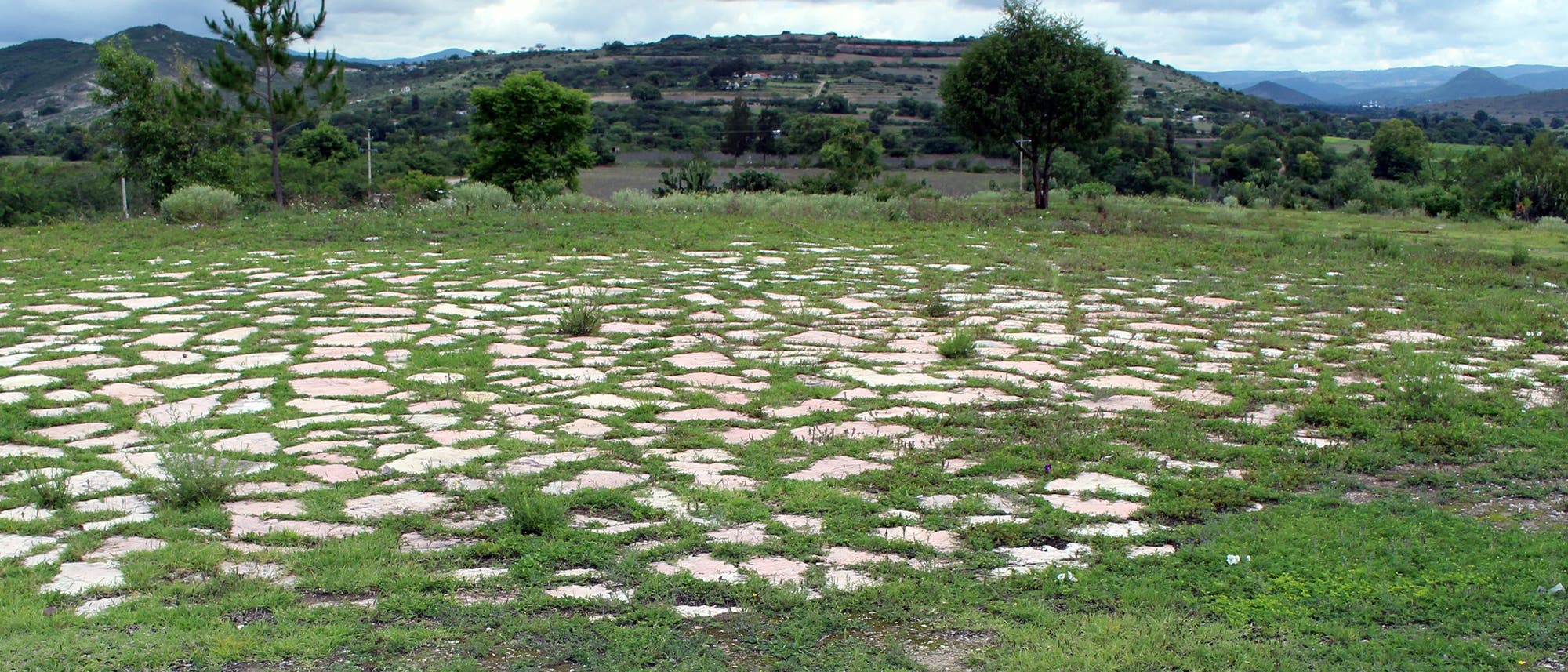 Überreste eines Ballplatzes in Etlatongo, Mexiko