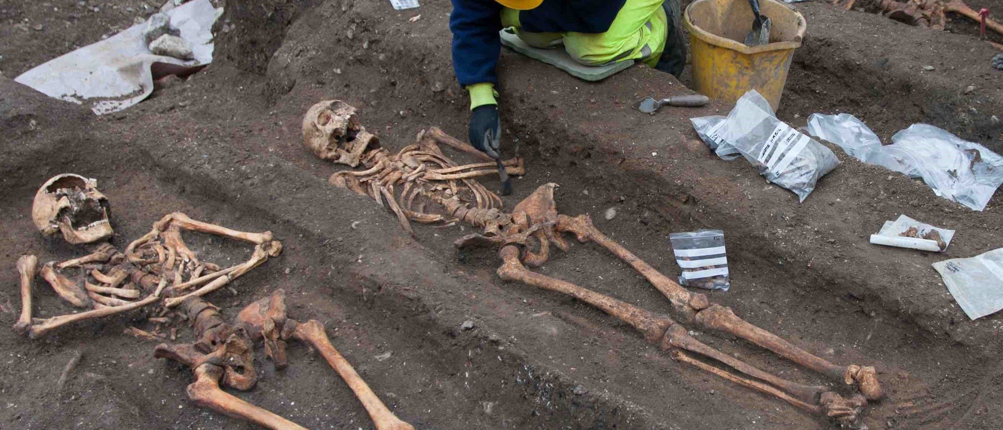 Tote Mönche bei der Exhumierung