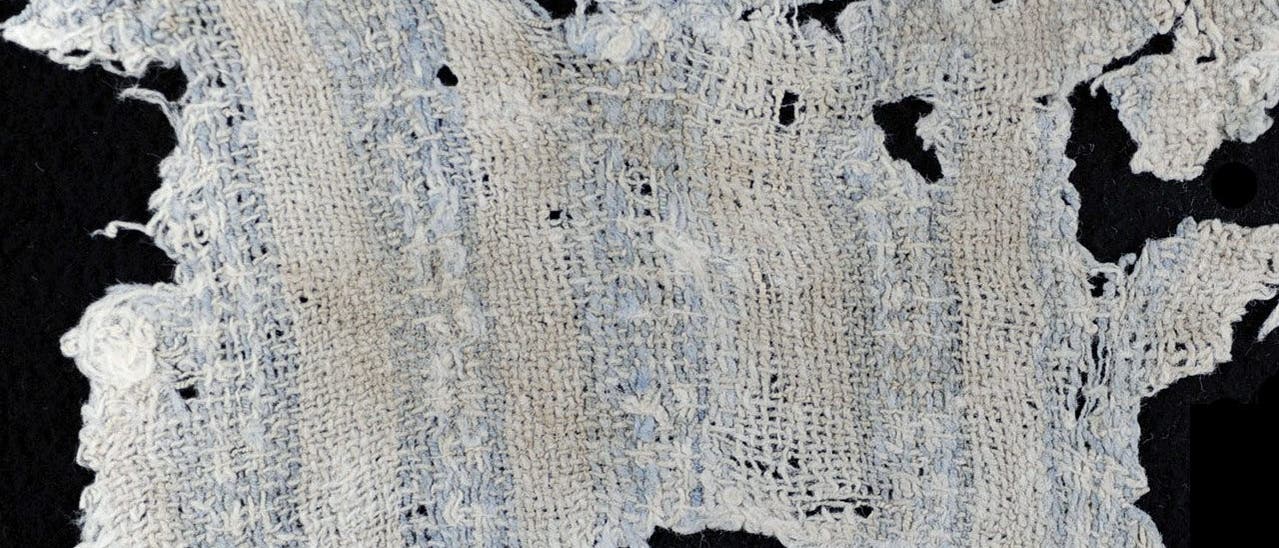 Textilie mit letzten Überresten an Indigoblau