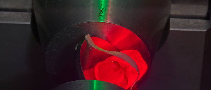 Rotes Gummibärchen im physikalischen Text - fixiert und bereit für den Positronenbeschuss