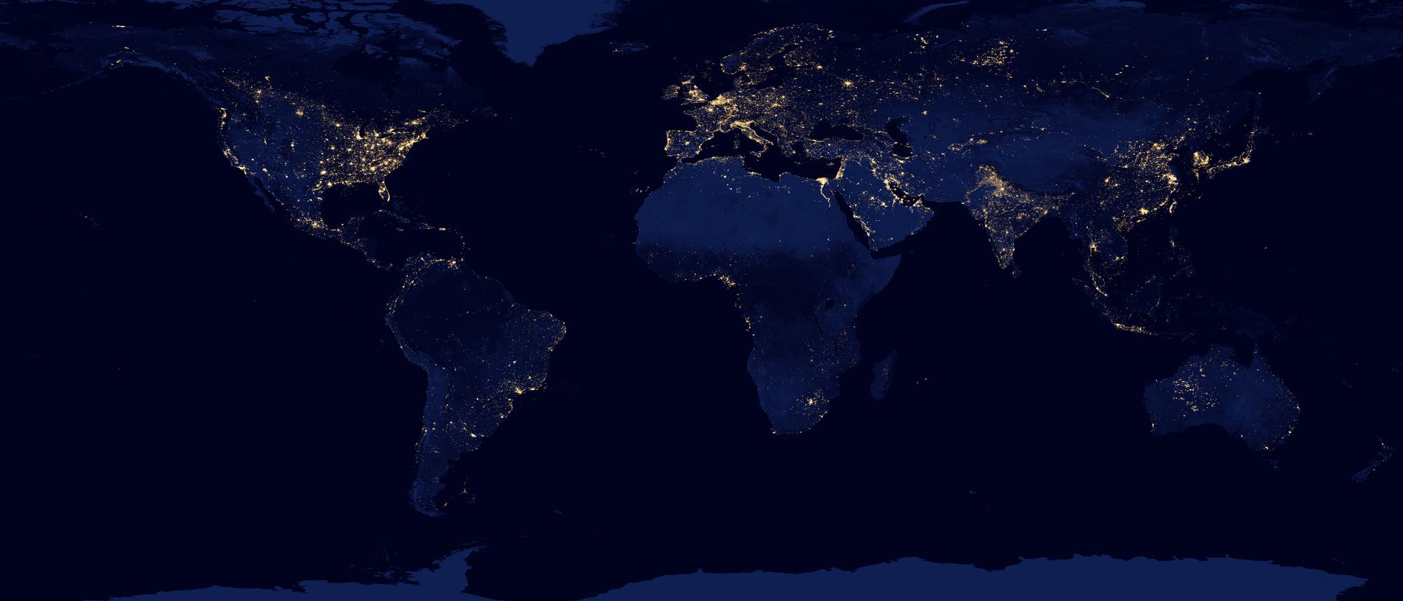 Die Nachtseite der Erde verrät, wo die großen Metropolen liegen: Sie verraten sich anhand ihrer künstlichen Beleuchtung. Das Bild wurde aus Daten der Kamera VIIRS-DNB an Bord des Satelliten Suomi NPP vom April und Oktober 2012 erstellt.