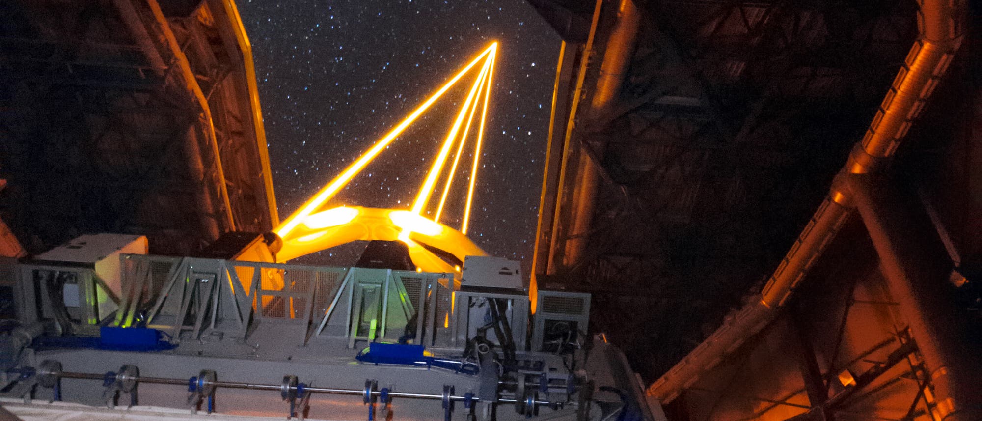 Das Muse-Spektrometer im Einsatz. Die gelben Lichtstrahlen sind Natrium-Laser, welche nicht etwa Galaxien zum Leuchten bringen, sondern benutzt werden, um die aufgenommenen Bilder für Turbulenzen in der Erdatmosphäre zu korrigieren.