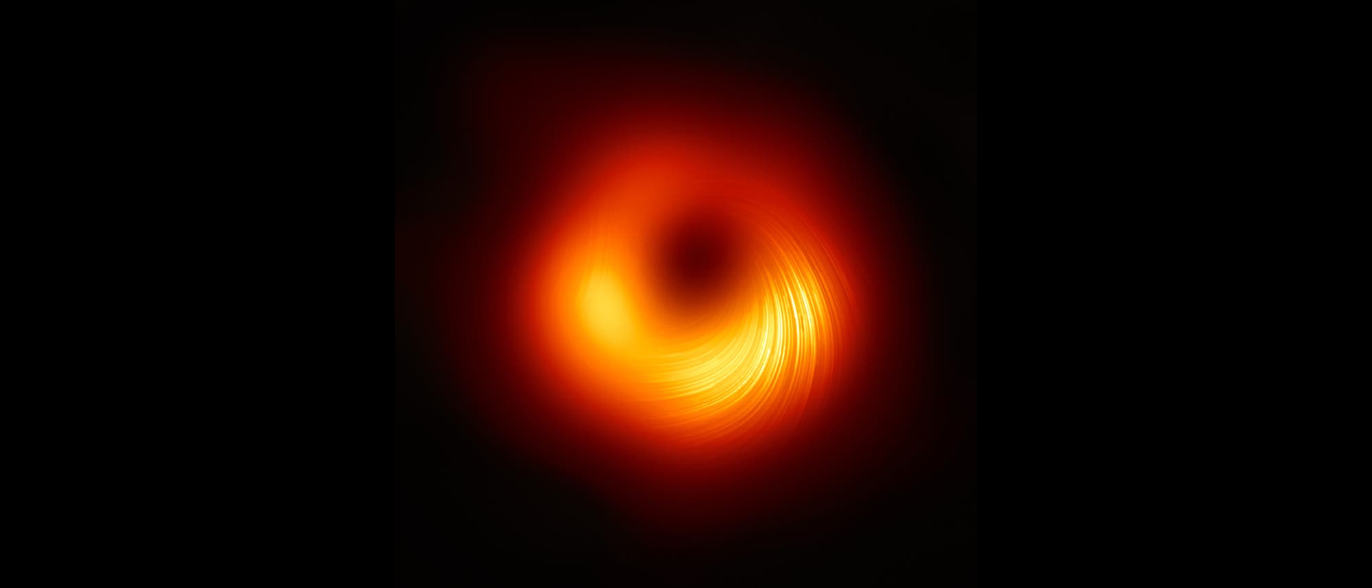 Das Schwarze Loch aus M87 mit "Polarisationslinien", aus denen Experten den der Verlauf der Magnetfelder ablesen können