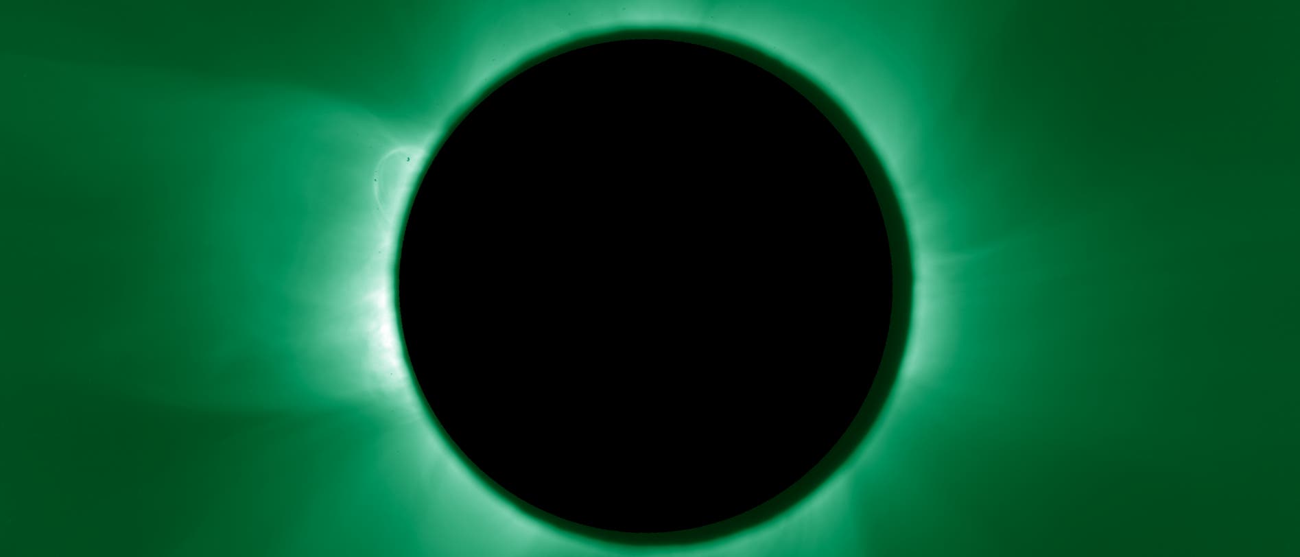 Eine totale Sonnenfinsternis mit einem schwarzen Kreis in der Mitte, der die Sonne verdeckt. Um den Kreis herum ist die grüne Korona der Sonne sichtbar, die in alle Richtungen strahlt. Die Aufnahme zeigt die beeindruckende Struktur und Leuchtkraft der Sonnenkorona während der künstlich erzeugten Finsternis. Eine totale Sonnenfinsternis mit einem schwarzen Kreis in der Mitte, der die Sonne verdeckt. Um den Kreis herum ist die grüne Korona der Sonne sichtbar, die in alle Richtungen strahlt. Die Aufnahme zeigt die beeindruckende Struktur und Leuchtkraft der Sonnenkorona während der künstlich erzeugten Finsternis.