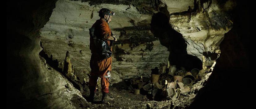 Archäologe de Anda in der 3,8 Meter hohen Kammer