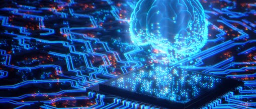 Eine leuchtende, digitale Darstellung eines Gehirns schwebt über einem Mikrochip, umgeben von einem Netzwerk aus blauen und orangefarbenen Schaltkreisen. Das Bild symbolisiert künstliche Intelligenz und neuronale Netzwerke. Es gibt keinen sichtbaren Text oder eine verknüpfte URL.