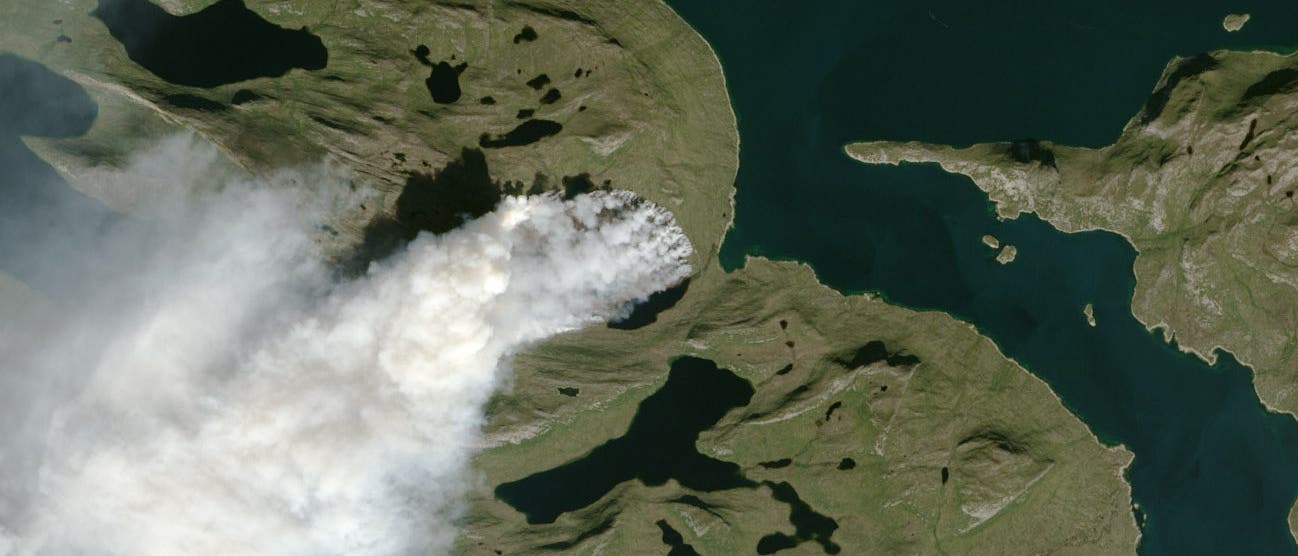 Satellitenbild der Rauchschwaden eines Buschfeuers inmitten von Seen und Fjorden