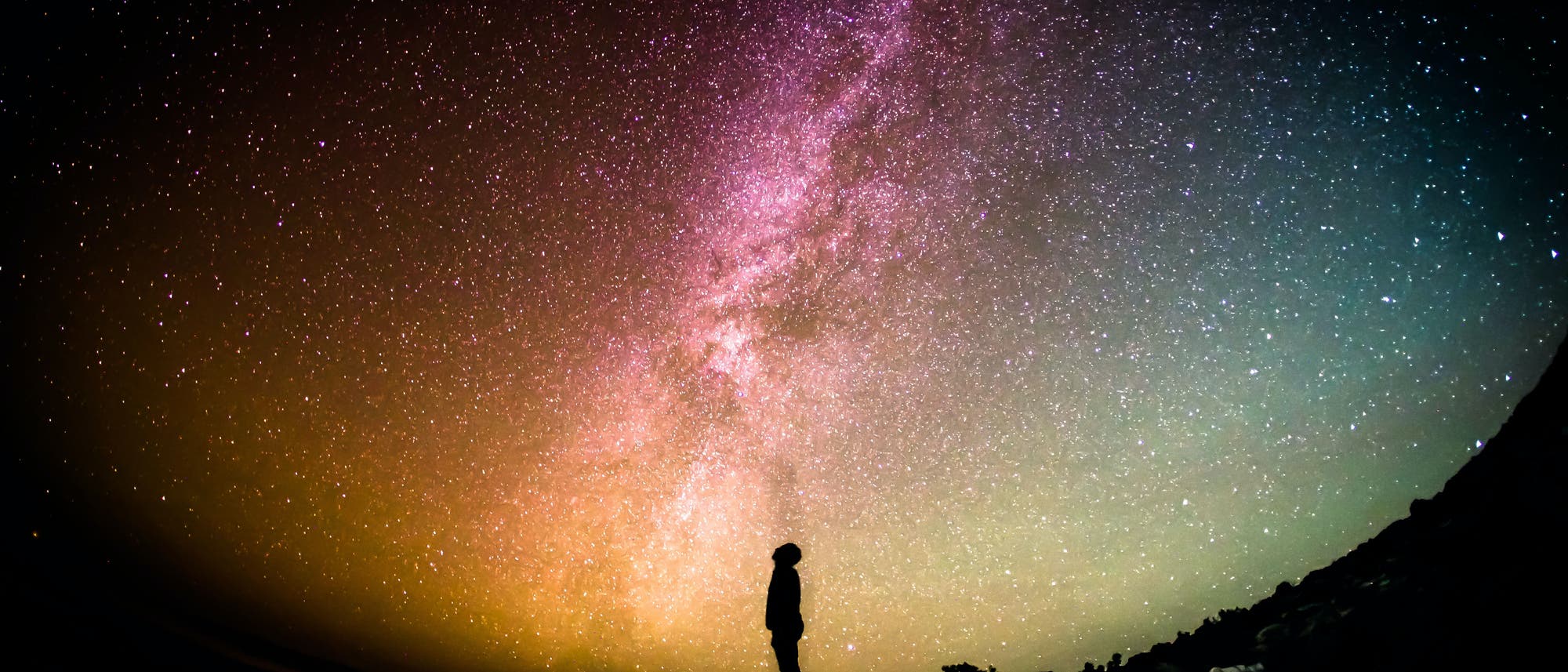 Mensch bestaunt den Nachthimmel