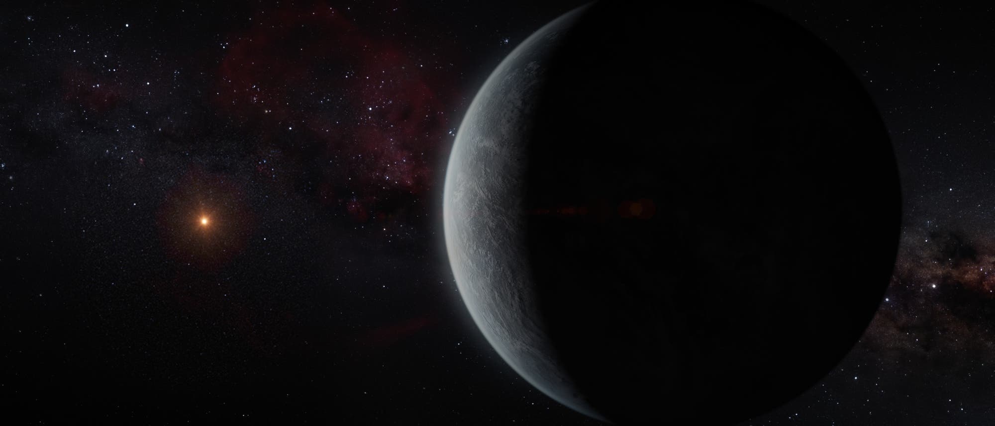 Ein großer, dunkler Planet im rechten Teil des Bildes, teilweise von Licht beleuchtet, mit unserer fernen Sonne im Hintergrund, umgeben von einem Sternenfeld und der Milchstraße. Die Szene vermittelt die Weite und Schönheit des Weltraums.