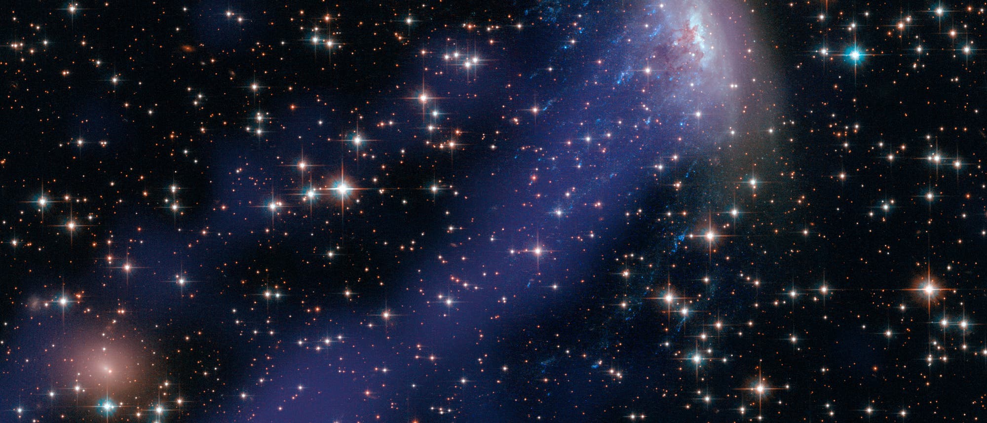 Der lange Schweif der Spiralgalaxie ESO 137-001 (Komposit aus Bildern der Weltraumteleskope Hubble und Chandra)