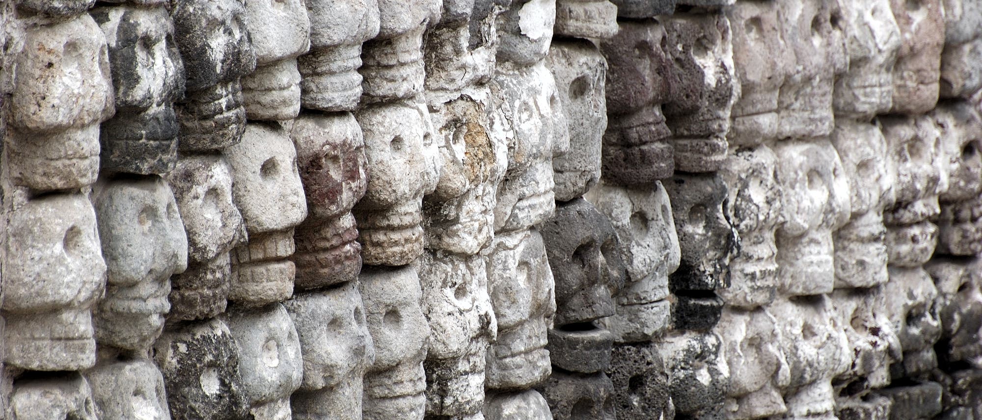 Mauer mit stilisierten Schädeln in Mexiko-Stadt