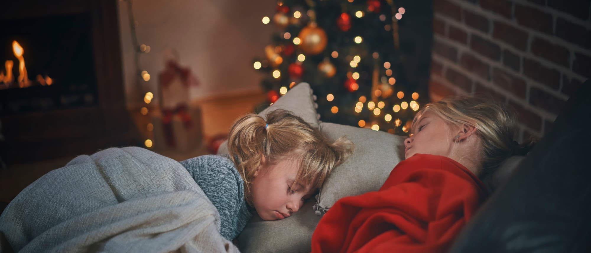 Schlafende Kinder im weihnachtlich geschmückten Zimmer