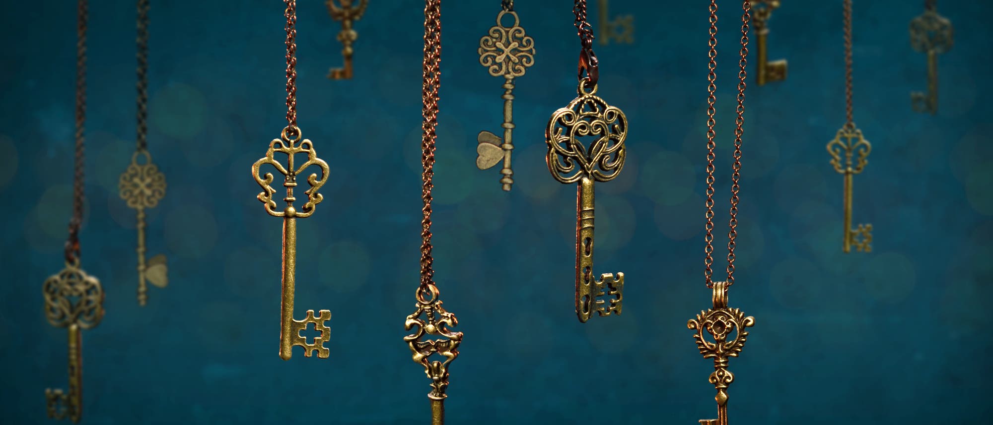 Neun Schlüssel, die an Ketten hängen