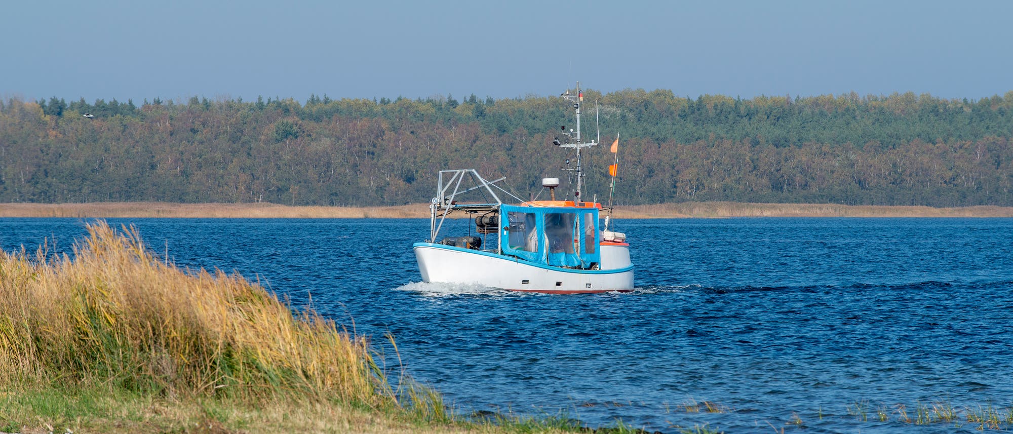 Fischerboot vor der Küste Mecklenburg-Vorpommerns