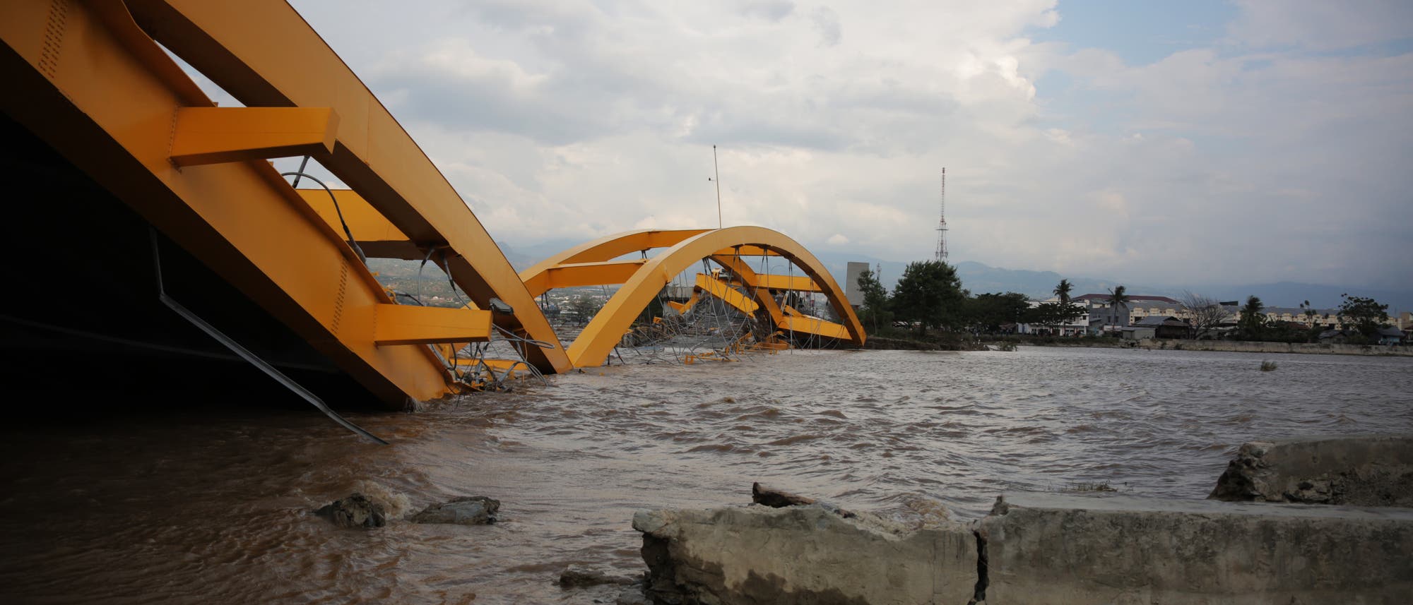 Brücke in Palu nach dem Tsunami