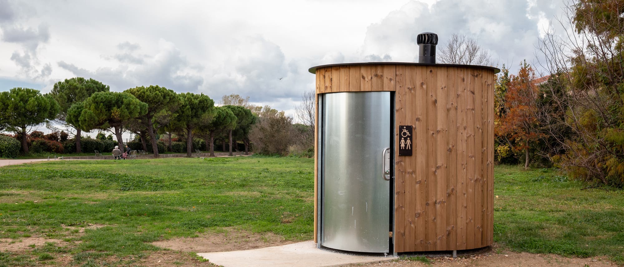 Trockentoilette in einem Park in Frankreich